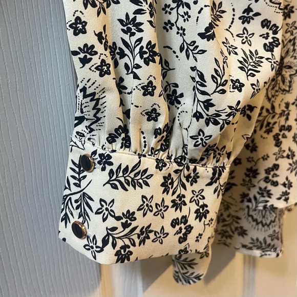 LOFT Blouse Size XXL Cream and Black Floral, Long Sleeves, High Collar, Tie-Back - Picture 2 of 5